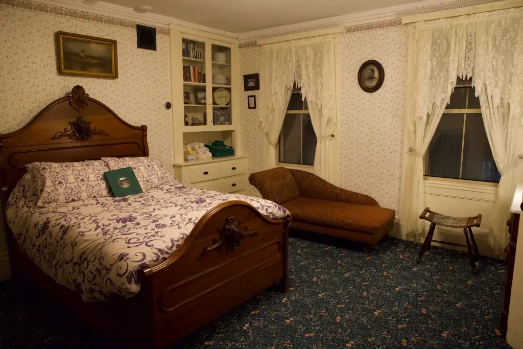 Thirty Years Of Real Hauntings Experiences At The Lizzie Borden House 
